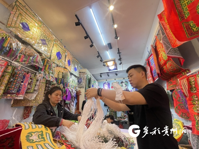 崔瀚宇在岑所村采风