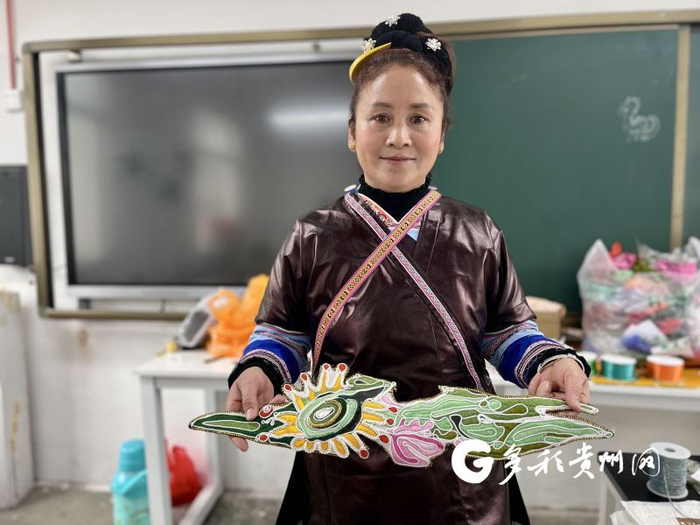 陆莹妹展示已完成的绣片