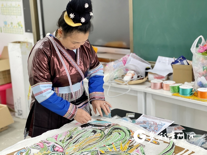 陆交娘在整理绣片