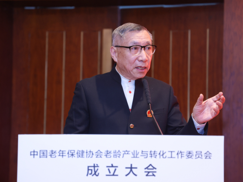 　　▲中国老年保健协会第二、三届会长，武警卫⽣部原部⻓ 李深