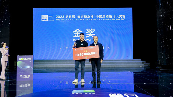 　　安吉县人民政府副县长阿地力江-吐尔洪为专业组金奖得主高阳颁奖