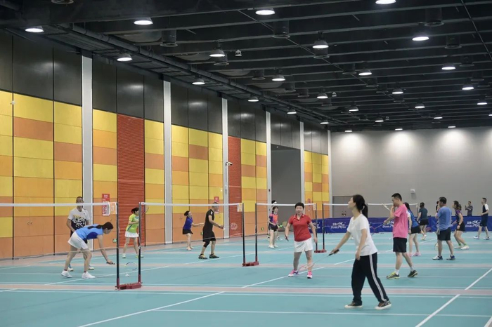市民在东安湖体育公园打羽毛球