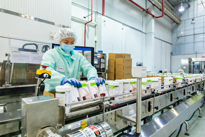 康宝莱南京工厂工作人员在奶昔产品生产线