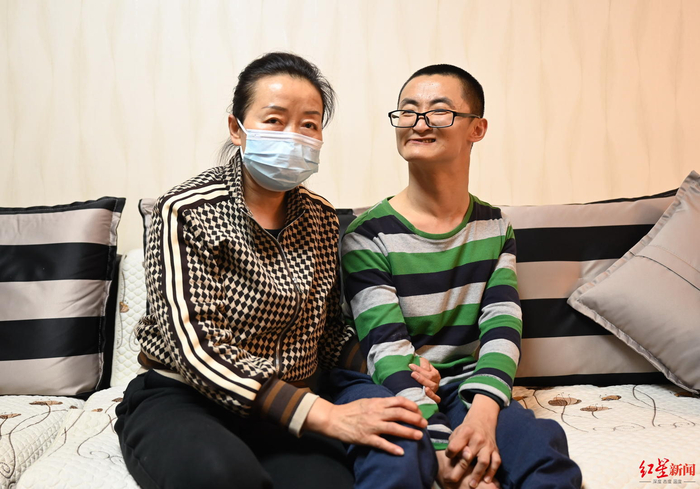 　↑谢炎廷和妈妈