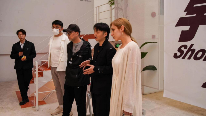 　　艺术家为观众讲解宇宙計畫绘本的故事背景