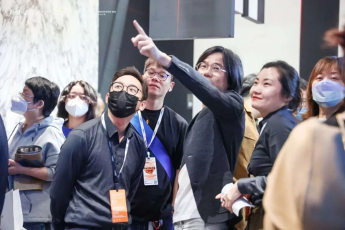 　　谢天老师现场向观众讲解设计理念