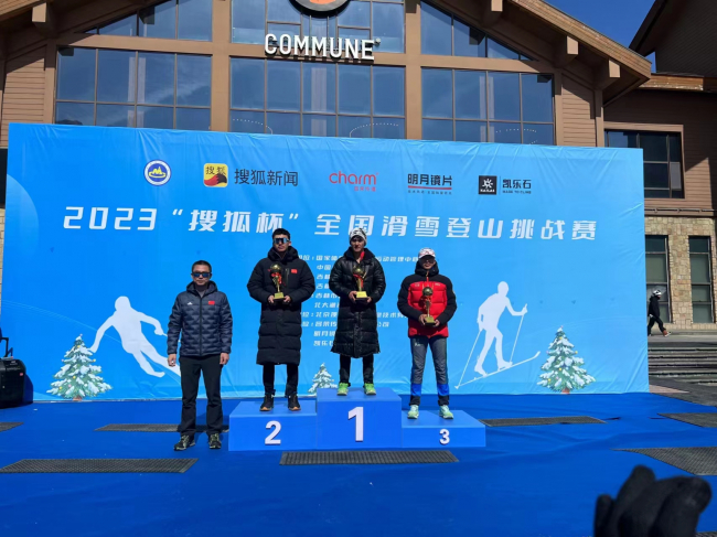 　　国家体育总局登山运动管理中心高山部部长李文茂为垂直竞速男子组颁奖