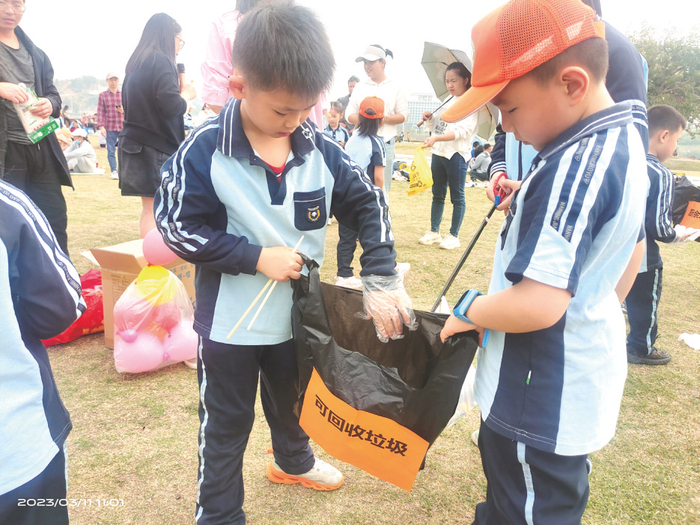     ▲南湖小学海茵校区环保小使者在行动
