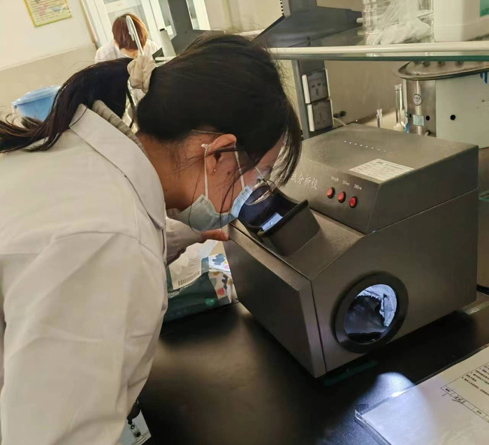 工作人员对样品进行检测。资料图片