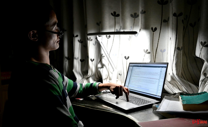 　↑谢炎廷用一根手指打字