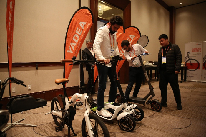 　　雅迪电动车VFLY系列在CES2023上展出