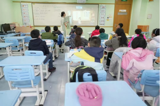 学而思教师向小学生讲授李清照《如梦令》  图片来自上海学而思微信号宣传文章