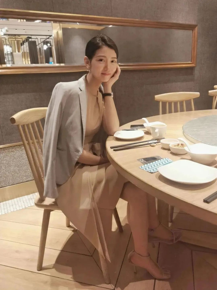 路：形象气质佳，很符合金融职场的气息，形象力满分。