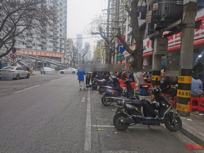 ▲青羊区帘官公所街路边停放的非机动车