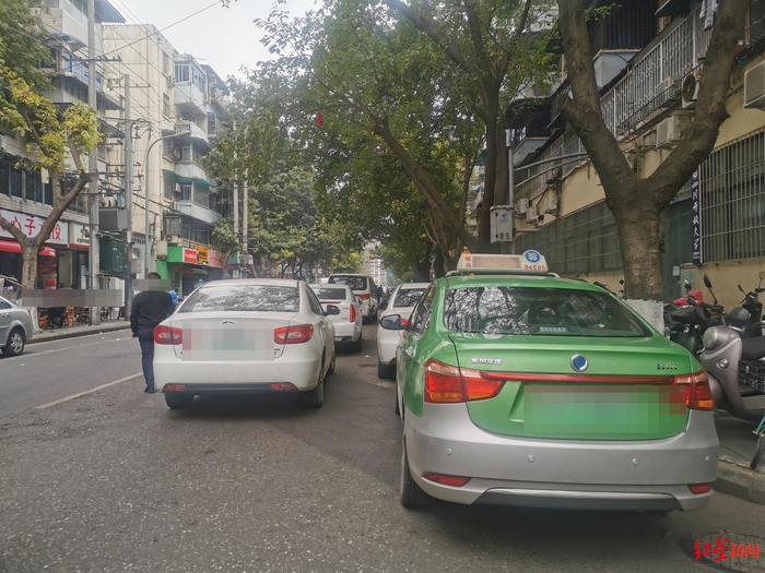 ▲青羊区帘官公所街路边停放的车辆