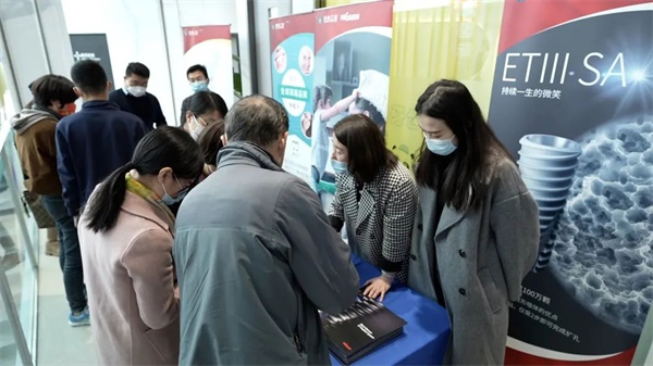 　　种植体厂商与市民沟通交流