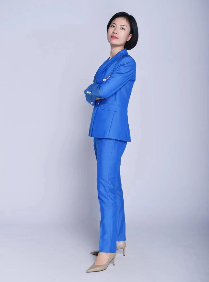 路：端庄典雅的形象，具有主管的气质，很适合穿套装，形象值得信赖。