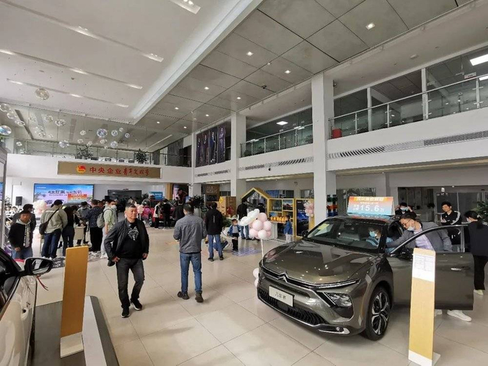 苛刻的购车条件，也无阻四面八方的客户抢着留资、交定金排队。图/良豪