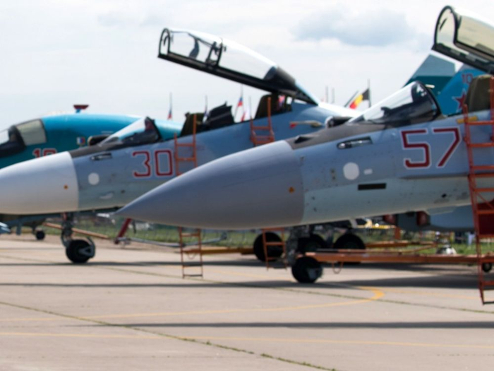 2017年7月18日，在俄罗斯首都莫斯科郊外的茹科夫斯基市，参观者拍摄参展飞机。（新华社记者白雪骐摄）