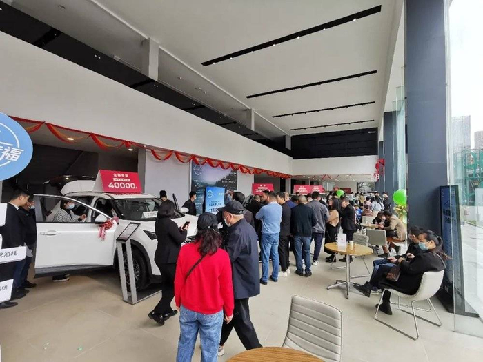武汉汉阳区的一家东风日产4S店，挤满了前来选车的顾客。图/良豪