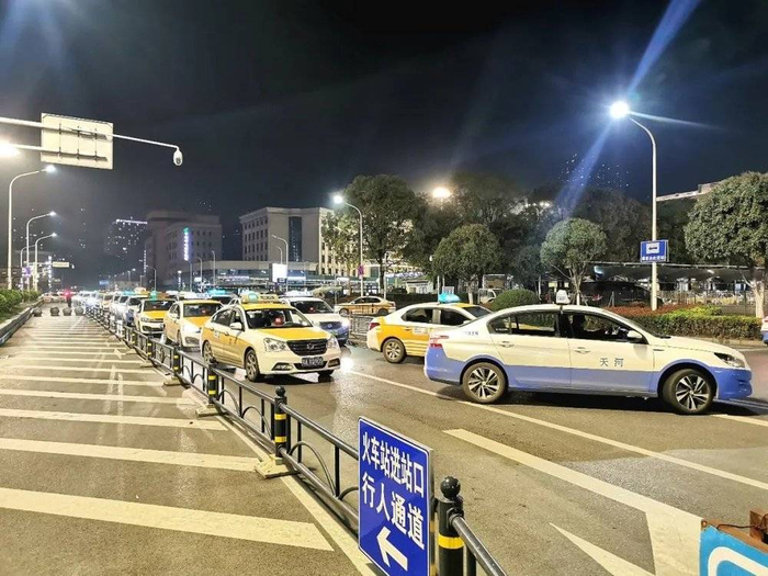 汉口火车站站前广场外的出租车，几乎都是清一色的东风牌。图/良豪