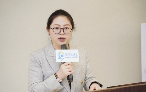 　　△ 杨文晓女士致辞