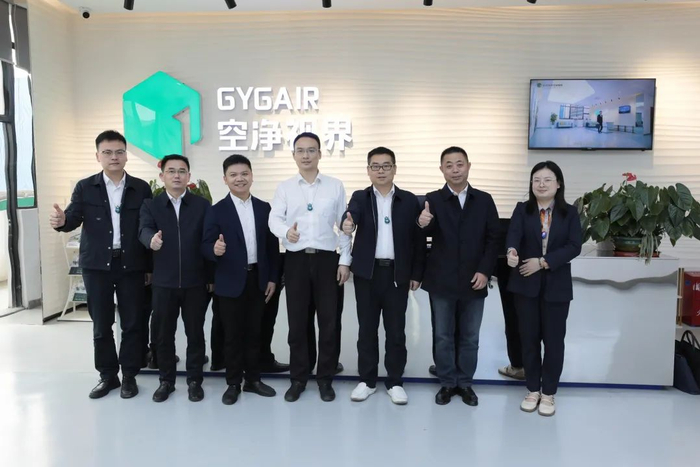 　　△考察组在空净视界合影留念