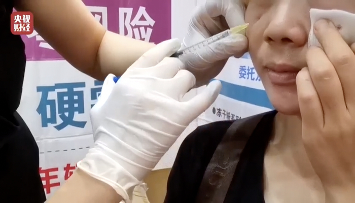 海茂生物科技有限公司工作人员现场为顾客注射泪沟