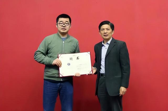 宋学锋校长为吴幽校友颁发聘书。图源：中国矿业大学