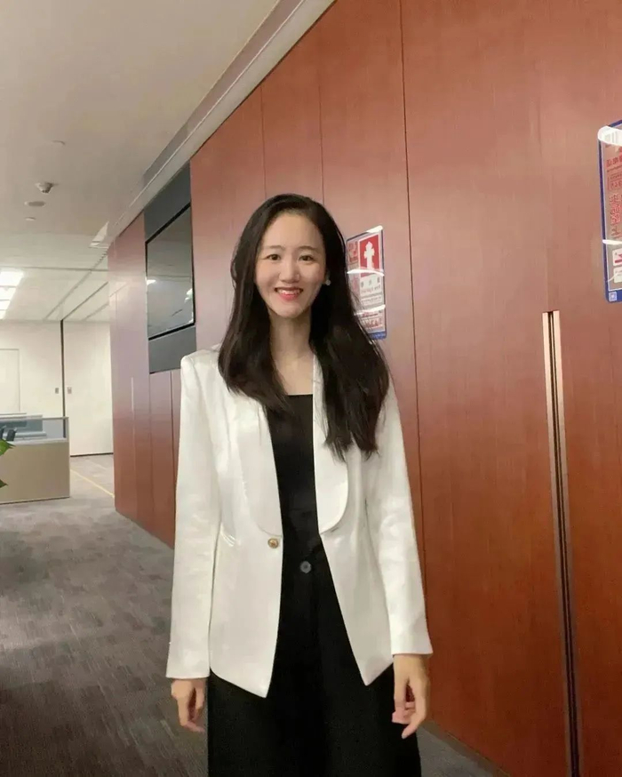 路：形象气质佳，在搭配上有小巧思，善用珍珠配饰作为职场搭配的点睛之笔，整体形象大方得体，形象力满分。