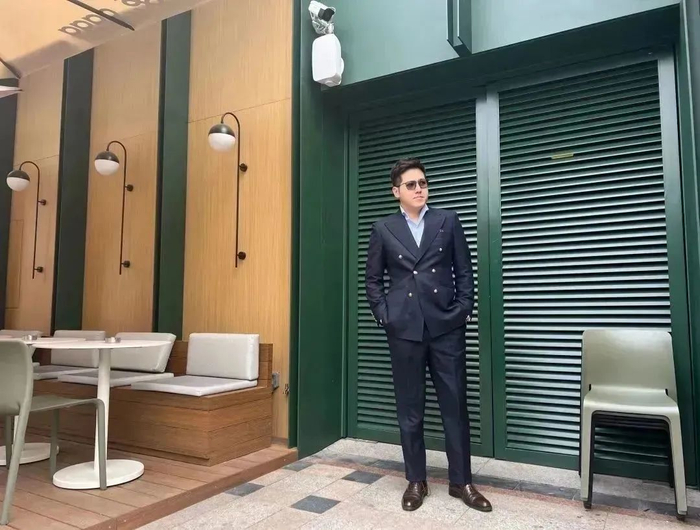 刘：服饰选择与自身特点匹配度比较高，用色也比较丰富，能很好的呈现自己的风格，妥妥的时尚男士！