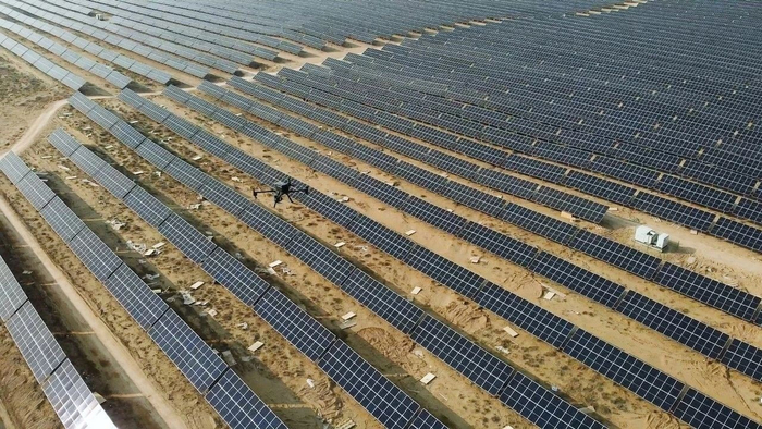 无人机在大型光伏基地进行巡检