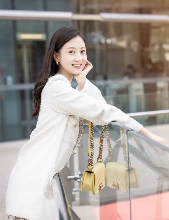 路：气质佳，极具知性优雅的气质，服装配色讲究，既符合个人特色，又吻合职业性质，形象力满分。