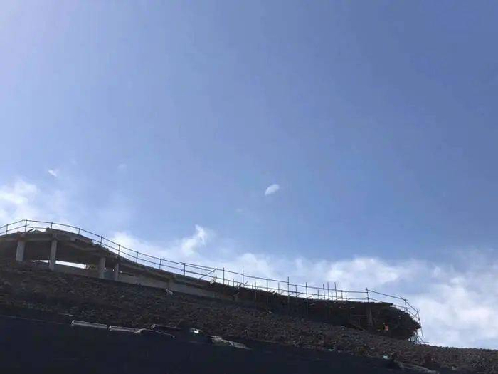 正在建设中的双子山主峰观景平台