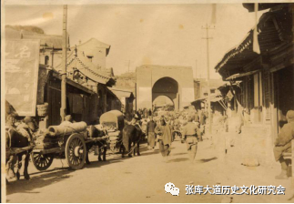民国1925年加藤新吉拍摄的张家口大境门。