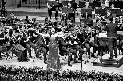 深圳交响乐团演奏电影《上甘岭》主题歌《我的祖国》 资料图片