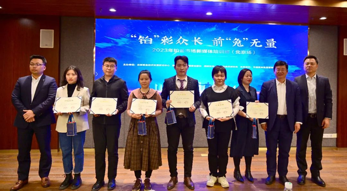 ▲颁发结业证书