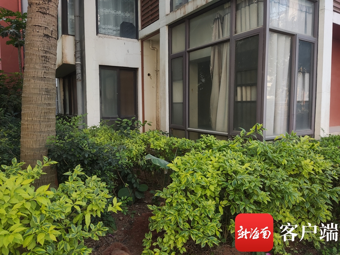 　　海口倚能美林湾小区架空层被改造成办公和居住场所。记者 李文韬 摄