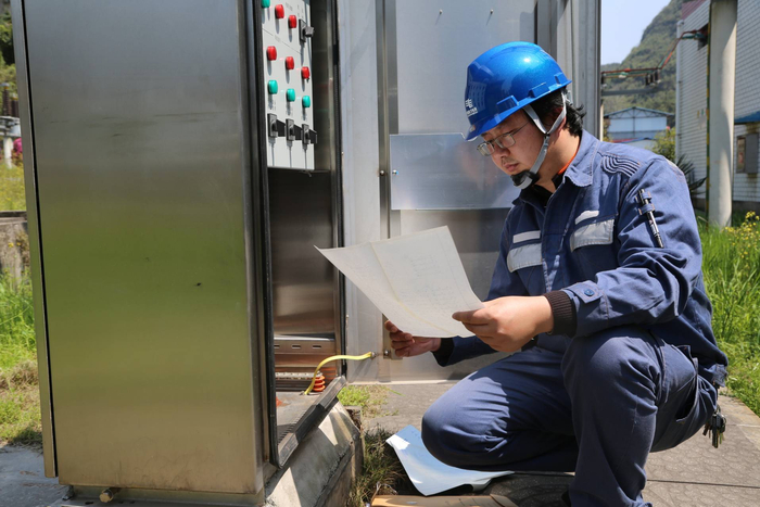 周敬余认真查看设备