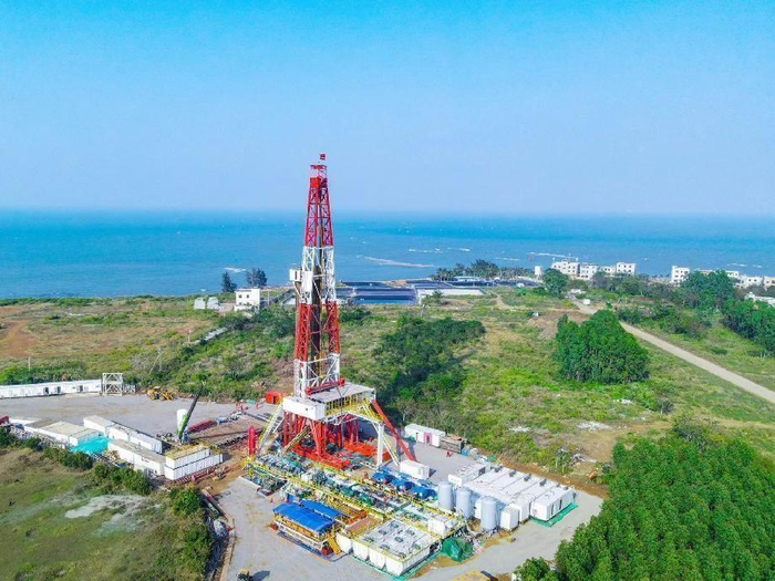 　　南方勘探福山油田钻井现场 文诗璟摄