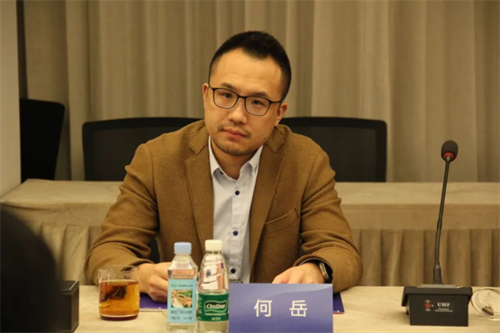 　　何岳总发表讲话