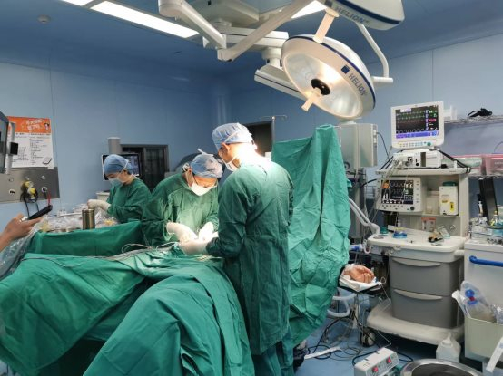 　　医生们正在进行术前准备工作