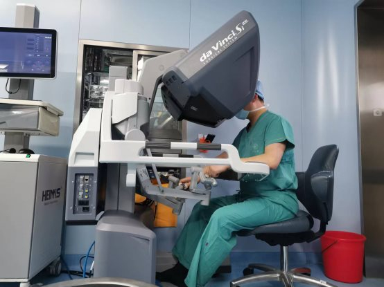 　　任善成在控制台进行操作