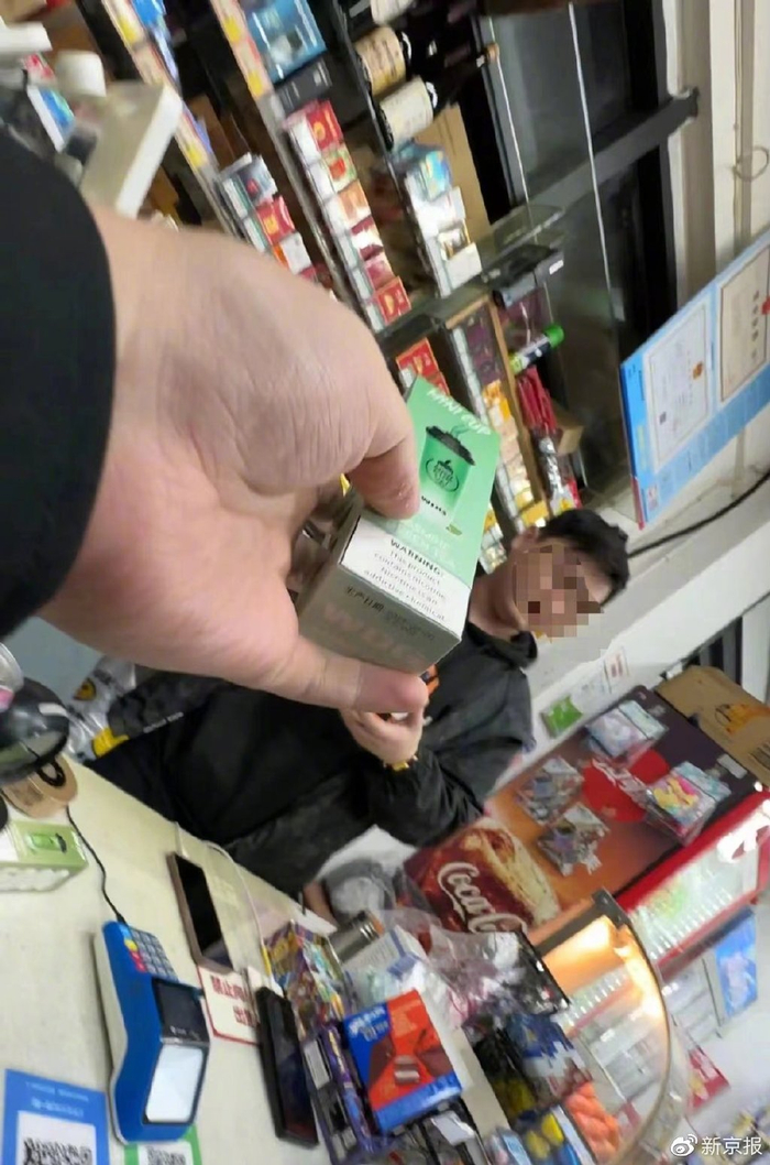 3月上旬，浙江杭州，记者发现一学校附近便利店有售奶茶杯电子烟。新京报记者 李阳 摄