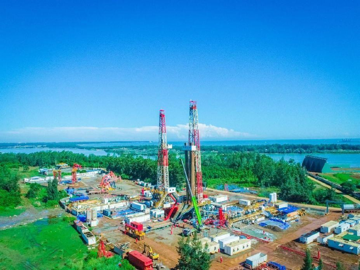 　　南方勘探福山油田钻井现场 文诗璟摄