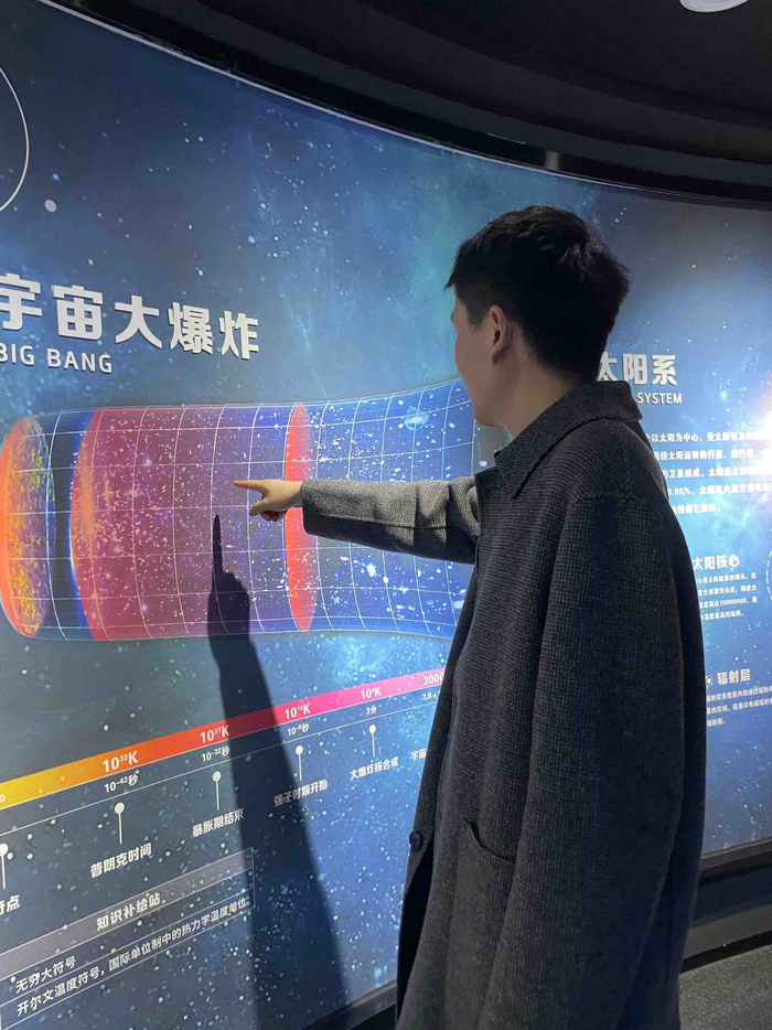 　　张中和爱人经常去家门口的科技馆参观