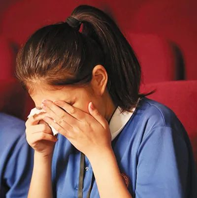 　　观众因被剧情感动而落泪。