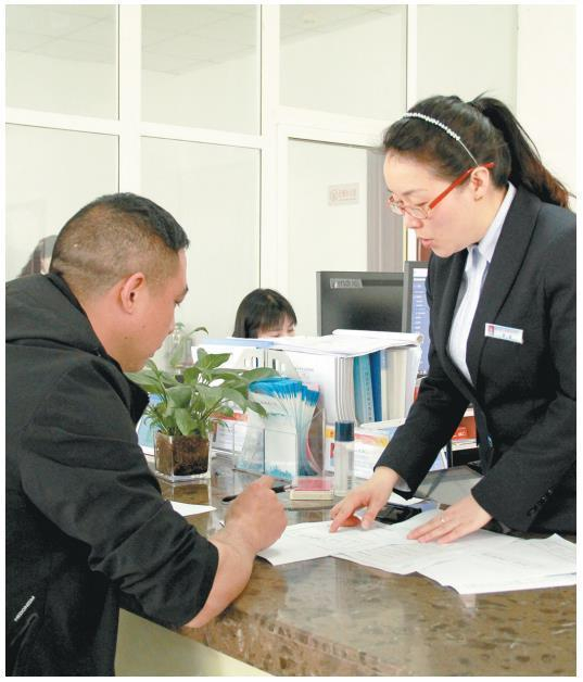 3月3日，洋县行政审批服务局项目建设综合受理窗口的工作人员正在为刘宝明办理业务。