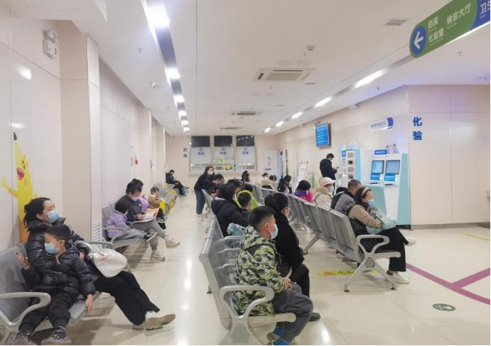 3月13日，流感高发季，西安市儿童医院不少家长和儿童正在候诊。新华社记者 蔺娟 摄
