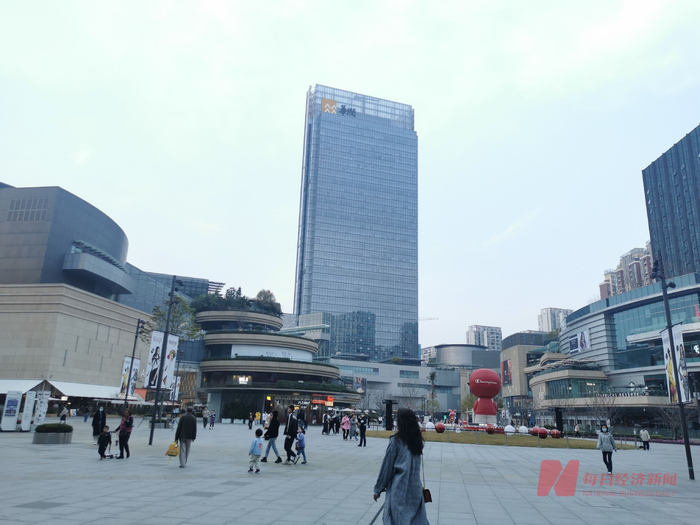成都万象城广场人流  图片来源：每经记者 陈利 摄